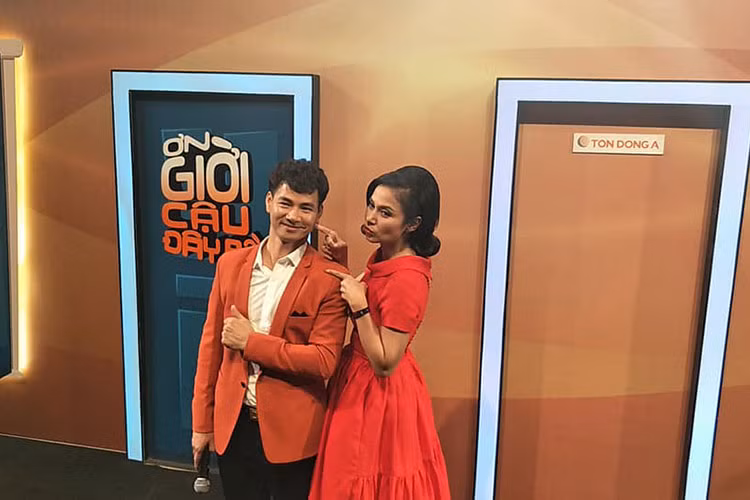 Xuân Bắc chia sẻ hình ảnh bên Việt Trinh. “Thần tượng của bao người. Thần tượng của bao chàng trai. Thần tượng của chính mình luôn”, nam danh hài viết.