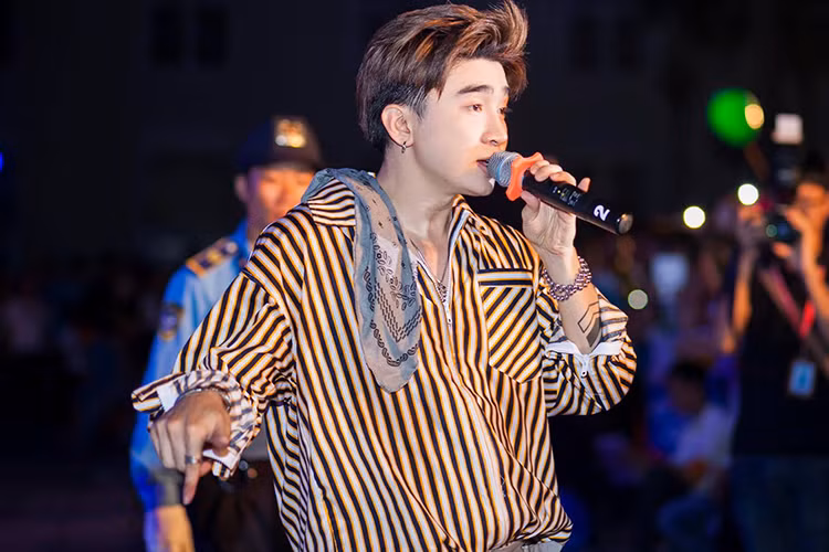 Sau bản hit đình đám “Mất trí nhớ”, Chi Dân ngày càng nổi tiếng trong vai trò ca sĩ kiêm nhạc sĩ.