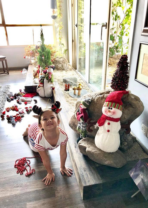 Diva Hồng Nhung chia sẻ cô con gái Tép của cô là người chọn cây thông. Ngoài bé Tép, bé Tôm cũng giúp bố mẹ trang trí nhà cửa.