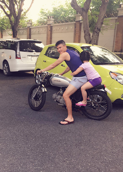 Công Vinh đăng tải khoảnh khắc chở con gái đi dạo mát. Qua hình ảnh, bé Bánh Gạo trông khá mũm mĩm.