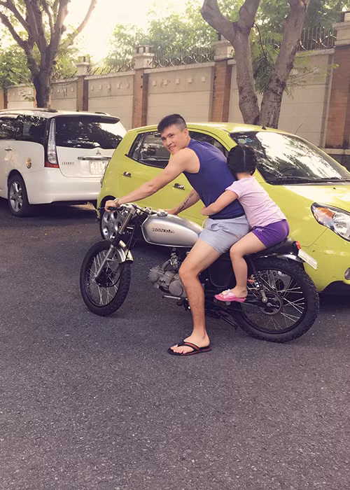 Công Vinh đăng tải khoảnh khắc chở con gái đi dạo mát. Qua hình ảnh, bé Bánh Gạo trông khá mũm mĩm.