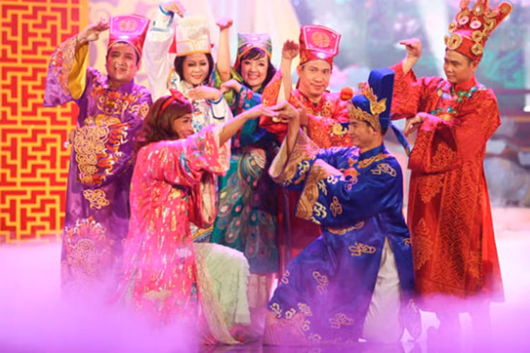 Khoảnh khắc nhí nhảnh của Xuân Bắc bên các nghệ sĩ của Táo quân 2013. Ảnh: Tuổi trẻ