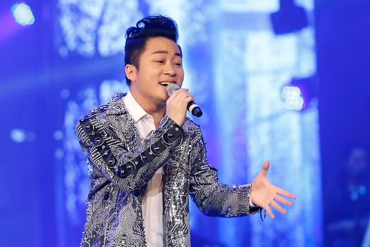 Ngoài khán giả yêu Bolero, nhiều nghệ sĩ Việt cũng có phản ứng rất gay gắt trước phát ngôn của Tùng Dương. Các nghệ sĩ như: Đàm Vĩnh Hưng, Dương Triệu Vũ, nhạc sĩ Vinh Sử... đều không đồng tình với quan điểm “nghe Bolero là sự thụt lùi” của Tùng Dương. Giữa ồn ào, Tùng Dương chọn cách giữ im lặng. Ảnh: FBNV