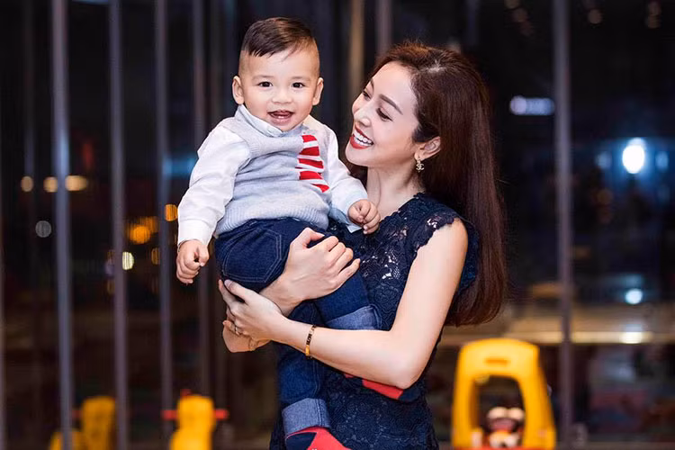 Jennifer Phạm tâm sự về cậu con trai út: “Còn nhớ ngày này năm ngoái mình còn đang rộn ràng chuẩn bị chào đón Noel và năm mới, dự định là sẽ ăn chơi nốt dịp lễ trước khi phải nằm ổ, chào đón em bé Nu. Nào ngờ em Nu còn ham vui hơn cả mẹ, chọn đúng ngày Noel để chào cả thế giới và cất tiếng khóc đầu đời sớm hơn dự kiến cả 3 tuần. Cảm ơn thiên thần bé nhỏ của mẹ và cả 2 thiên thần lớn đã đến với cuộc đời mẹ. Yêu con nhiều lắm!”.