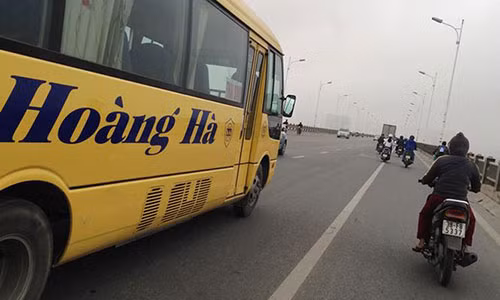 Xe khách Hoàng Hà từng đạt giải Vô lăng vàng vẫn chạy lậu vào các tuyến trung tâm Hà Nội để vợt khách nhưng không được xử lý qua thiết bị giám sát hành trình. Ảnh: Sỹ Lực.