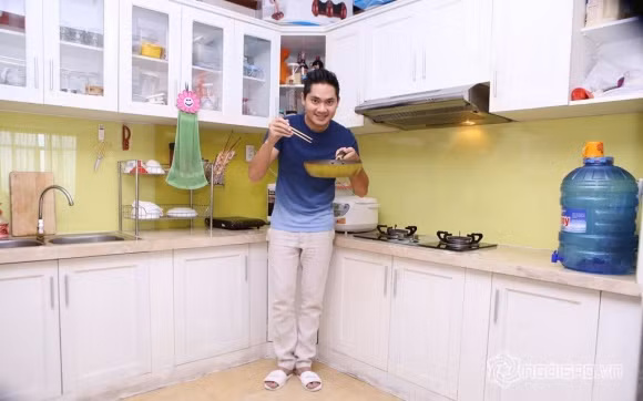 Nam diễn viên dành một góc ở phòng khách để trưng bày các giải thưởng điện ảnh. Minh Luân chia sẻ, anh trân trọng những giải thưởng mình đạt được bởi nó là động lực để nam diễn viên cống hiến với nghề