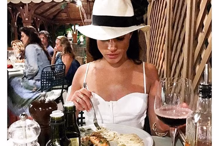 Trước khi yêu Hoàng tử Harry, Meghan đã có cuộc sống sanh chảnh nhưng không hề phù phiếm.