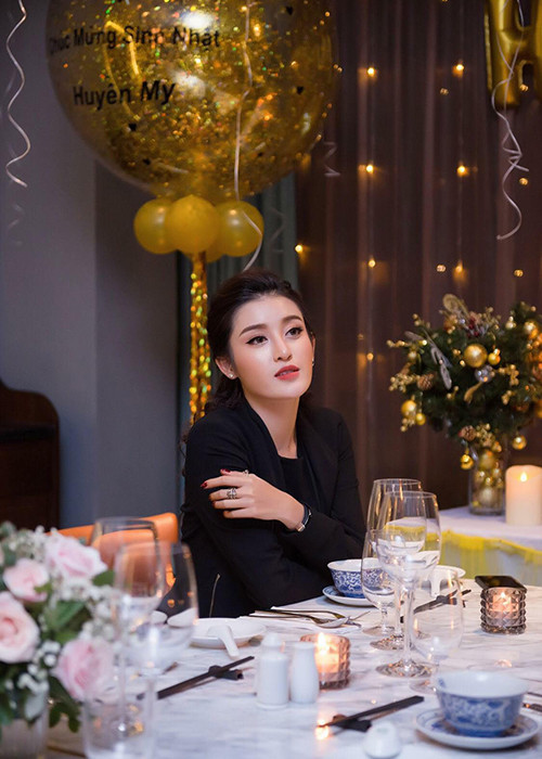 Người đẹp sinh năm 1995 nhận được nhiều lời chúc mừng sinh nhật từ gia đình, bạn bè và người hâm mộ.