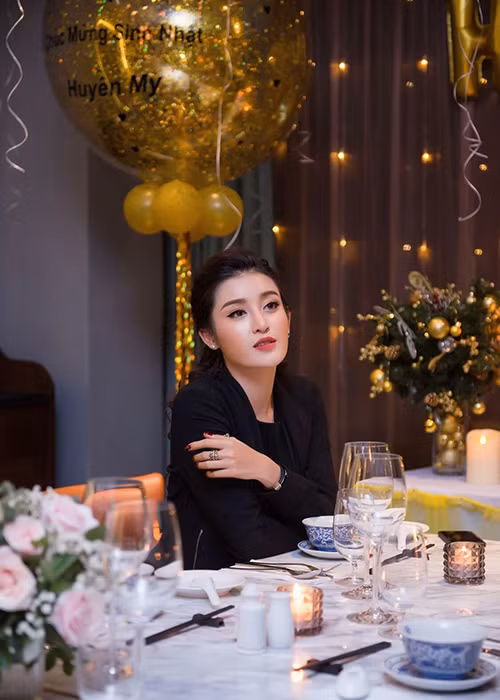 Người đẹp sinh năm 1995 nhận được nhiều lời chúc mừng sinh nhật từ gia đình, bạn bè và người hâm mộ.