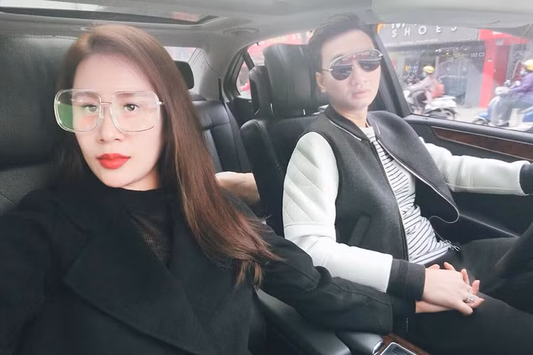 Vợ chồng sao Việt MC Thành Trung tận hưởng khoảng thời gian bình yên bên nhau.