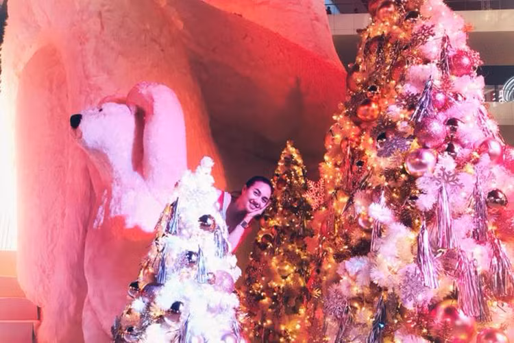 Đinh Ngọc Diệp viết trên trang cá nhân: “Post tấm này trước khi ngủ để tối nằm mơ thấy gấu bông khổng lồ”.