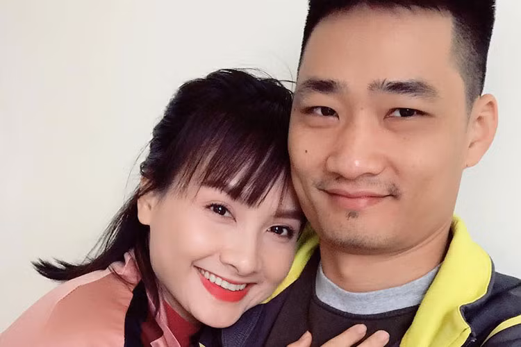 Bảo Thanh chia sẻ ông xã là chỗ dựa vững chắc của cô: “ Không có cái ông này, thực, chả biết phải xoay sở thế nào những lúc bế tắc khó khăn”.