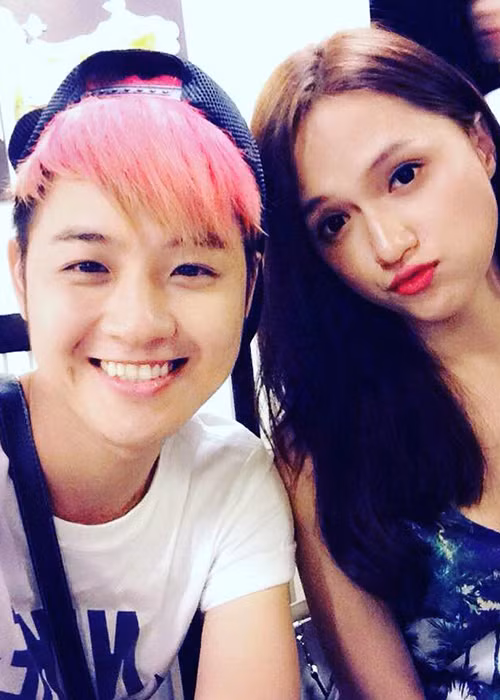 Thanh Duy Idol gửi lời chúc mừng sinh nhật đến Hương Giang Idol. Anh viết: “Chúc mừng sinh nhật Giang bằng một tấm hình chụp từ 2014. Dù biết giờ em đẹp hơn nhiều rồi nhưng tấm hình này để thể hiện rằng anh đã mê em từ những ngày xa xưa ấy”.