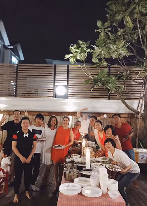 Vợ chồng sao Việt Tăng Thanh Hà đón Giáng sinh sớm bên bạn bè thân thiết.