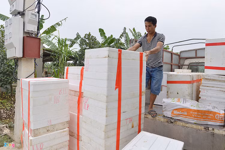 Để rươi được tươi sống, thương lái phải có những chiếc thùng xốp chuyên dụng đựng rươi thế này để bảo quản được lâu.