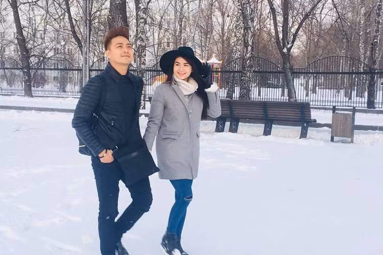 Kha Ly tâm sự về những ngày ở Nga bên chồng: “Ngày nào thức dậy nhìn ra cửa sổ cũng thấy tuyết rơi trắng xoá, rồi hai đứa đứng nhìn tuyết rơi y như phim vậy đó, bất chấp cái lạnh kéo nhau đi chụp hình vì quá đẹp”.