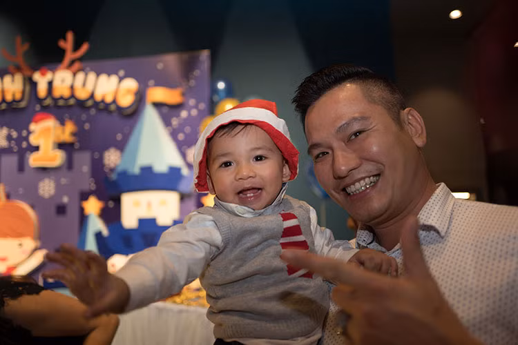 Hình ảnh bé Nu tươi rói bên bố trong ngày đón tuổi mới.