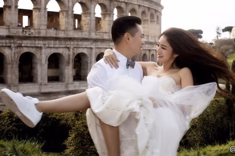 Tháng 3/2017, An Dĩ Hiên bất ngờ tuyên bố kết hôn với CEO tỷ phú Trần Vinh Luyện sau hơn 2 năm hẹn hò. Năm 2016, cả hai người từng bị bắt gặp tình tứ nhưng Dĩ Hiên giữ im lặng. Ảnh: Ifeng