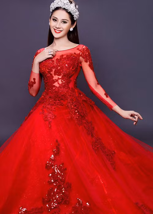 Không lâu sau khi tiết lộ về bạn trai Kenny Thắng, nữ ca sĩ chuyển giới bất ngờ chia sẻ chuyện tình của cô tan vỡ. Ảnh: Khám phá