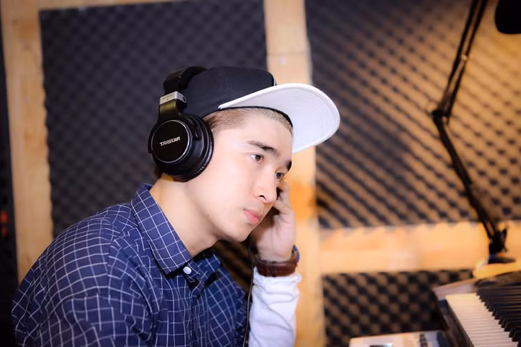 Loạt ca khúc đình đám của Chi Dân còn gồm: “Điều anh biết”, “Có được không em”, “1234”, “Yêu từ phía xa”...