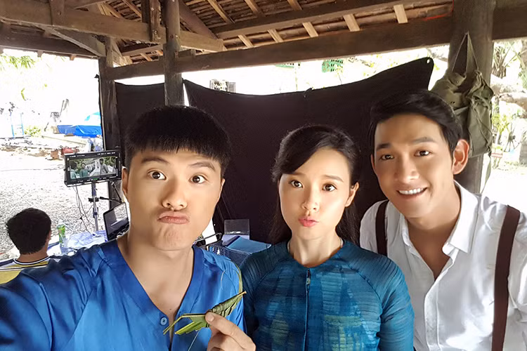 Lâm Vinh Hải chia sẻ hình ảnh hậu trường phim Mẹ chồng bên Midu và Song Luân.