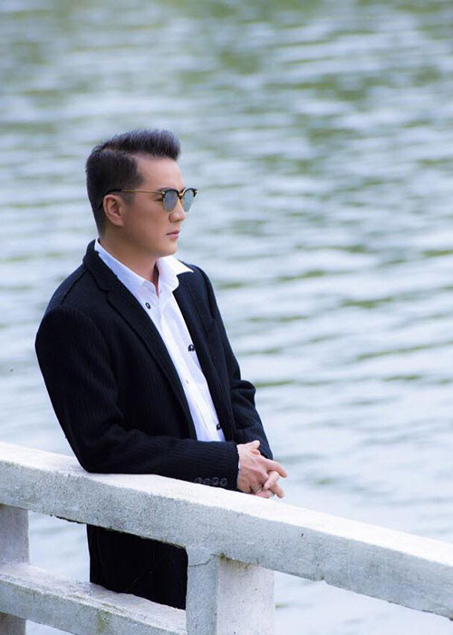 Trước Đông Hùng, không ít sao Việt nai lưng trả nợ cho bố mẹ. Đàm Vĩnh Hưng là một trong số đó. Tháng 12/2016, “ông hoàng nhạc Việt” lần đầu công khai chuyện đã trả nợ 20 tỷ thay mẹ ruột gây rúng động.