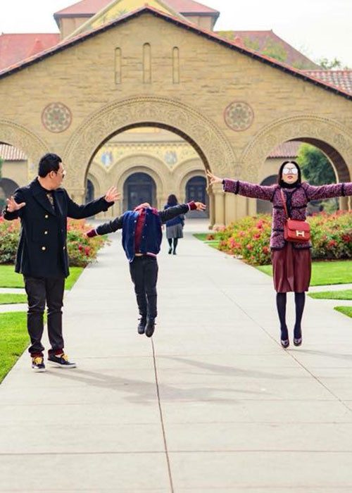 Vợ chồng Lệ Quyên và con trai chụp ảnh nhí nhảnh tại Mỹ.