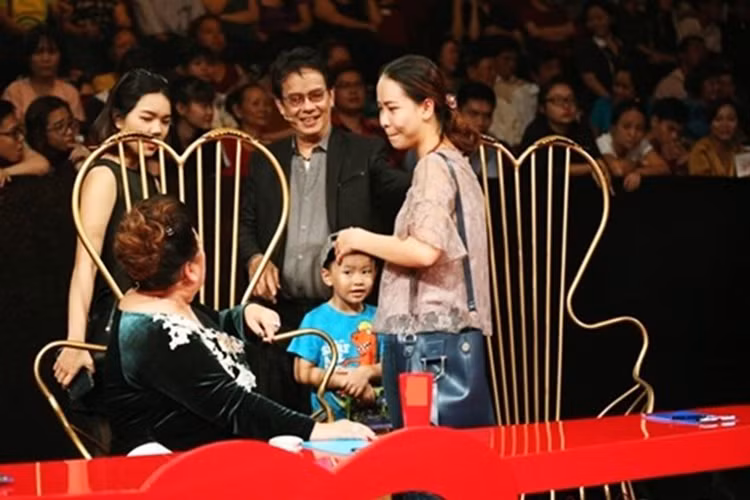 Nhạc sĩ Đức Huy và vợ kém 44 tuổi có với nhau một cậu con trai. Hiện, bà xã của nam nhạc sĩ đang mang bầu bé gái. Ảnh: Dân Việt