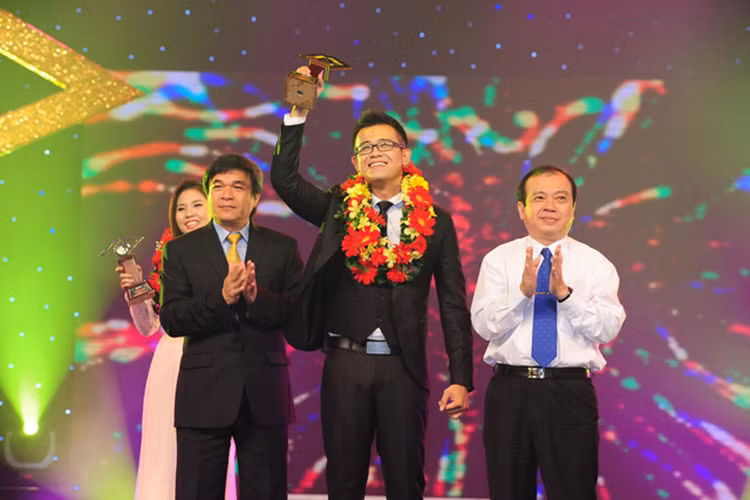 Sinh năm 1987, Đức Bảo bắt đầu làm MC sau khi đoạt giải Cánh Én Vàng năm 2013. Ảnh: Gia đình và xã hội