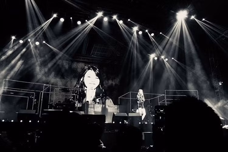 Trên trang cá nhân, Song Hye Kyo cũng vừa đăng tải hình ảnh đêm nhạc của ca sĩ IU.