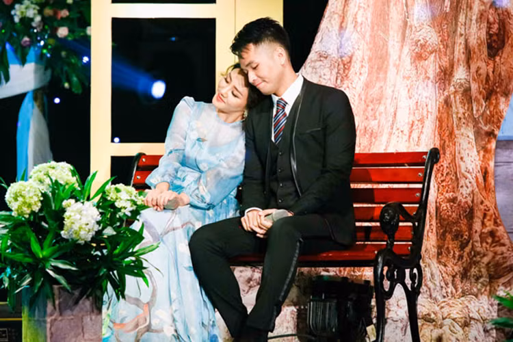 Văn Mai Hương song ca cùng Phạm Hồng Phúc trong ca khúc Thời thanh xuân sẽ qua.