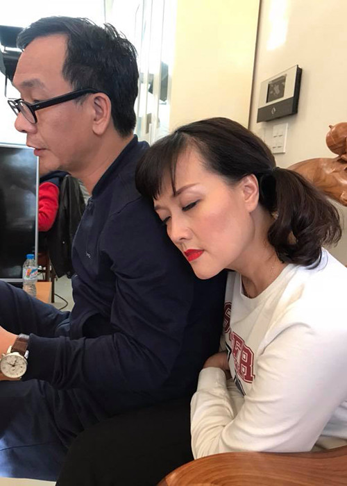 Vân Dung chợp mắt trên vai của đồng nghiệp trong một buổi tập.