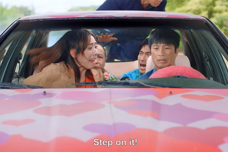 Ngoài võ thuật, khán giả cũng được chứng kiến các màn đua xe, truy đuổi, bẻ cua điêu luyện của Bảy Cute và đồng bọn.