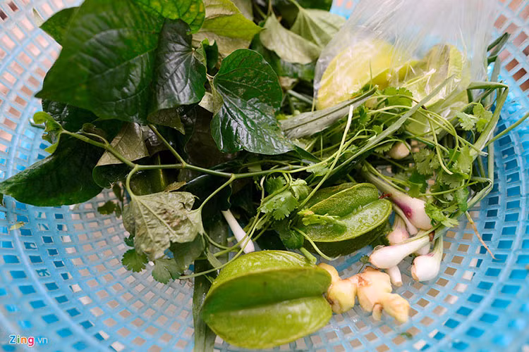 Rươi là một món ăn ngon. Các món người dân có thể chế biến từ rươi gồm: Chả rươi, nem rươi, rươi kho nồi đất, mắm rươi, rươi rang muối, rươi cuốn lá lốt...