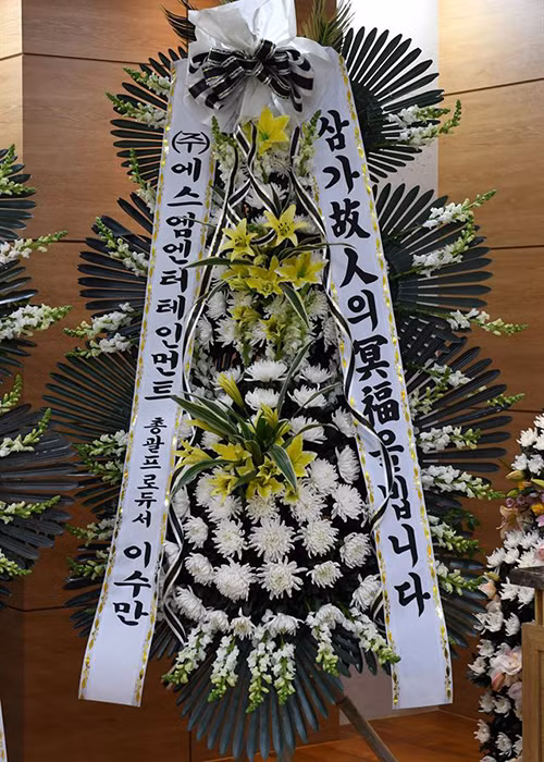 Một số nghệ sĩ gửi vòng hoa đến tang lễ của Jonghyun. Ảnh: hankookilbo