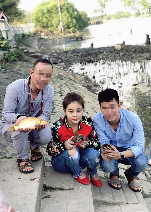 Giữa ồn ào với chồng cũ, Lê Giang chọn cách giữ im lặng. Mới đây, cô đi chùa phóng sinh cùng một số người em thân thiết.