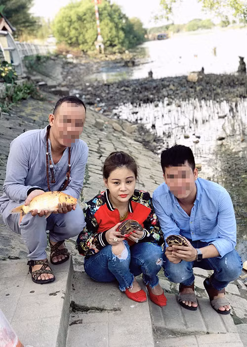 Giữa ồn ào với chồng cũ, Lê Giang chọn cách giữ im lặng. Mới đây, cô đi chùa phóng sinh cùng một số người em thân thiết.