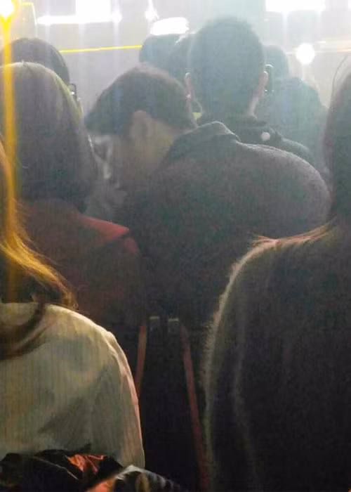 Song Joong Ki liên tục trò chuyện với bà xã Song Hye Kyo tại đêm nhạc.