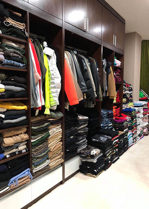 Nam ca sĩ tiết lộ hiện tại, anh sở hữu 726 đôi giày hàng hiệu và gần 500 chiếc khăn.