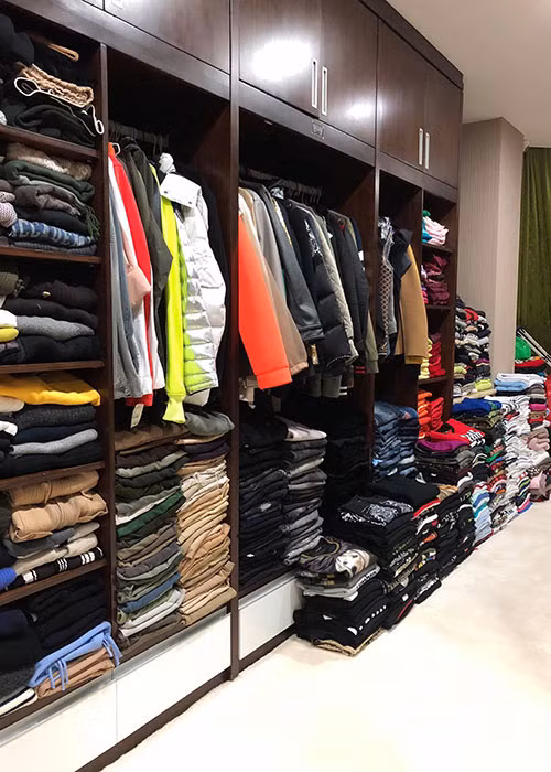 Nam ca sĩ tiết lộ hiện tại, anh sở hữu 726 đôi giày hàng hiệu và gần 500 chiếc khăn.