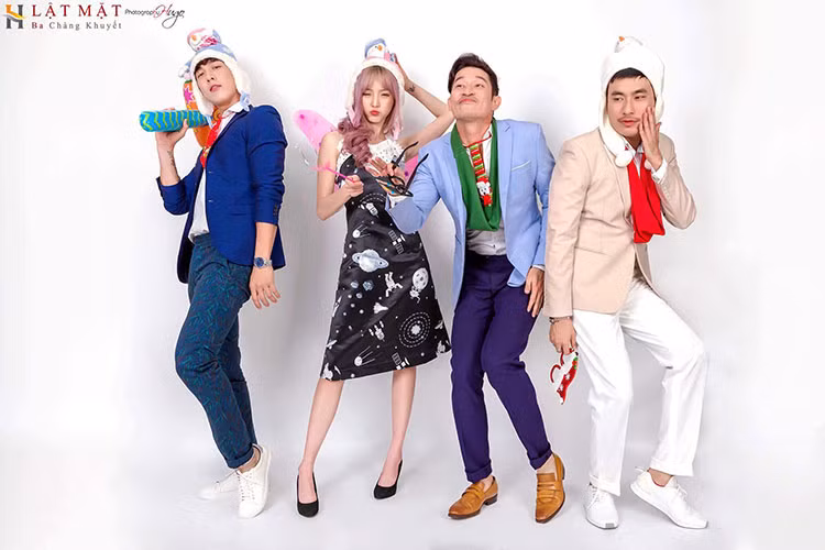 Món quà của dàn diễn viên phim “Lật mặt: Ba chàng khuyết” là bộ ảnh Giáng sinh vô cùng nhí nhảnh.