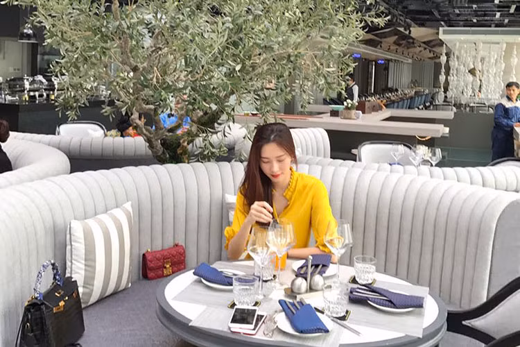 Đặng Thu Thảo đẹp rạng rỡ trong chuyến đi Đà Nẵng.