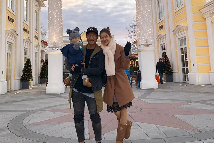 Mạc Hồng Quân đăng tải hình ảnh hạnh phúc bên bà xã Kỳ Hân và con trai.