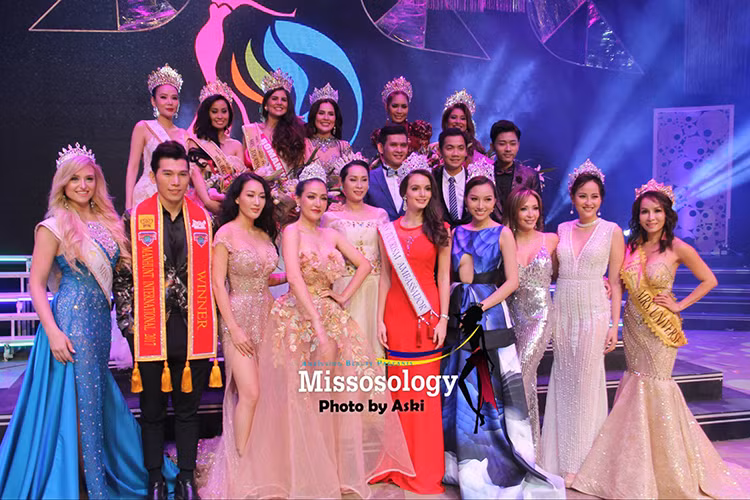 Dương Yến Ngọc chụp ảnh cùng tân Hoa hậu Quý bà Hòa bình Thế giới Phương Lê và dàn người đẹp đoạt giải.
