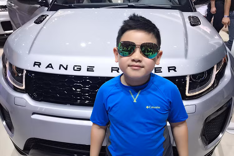 Nữ ca sĩ Trizzie Phương Trinh cho hay: “Đăng hình mấy đứa con trai không phải để khoe, mà để Facebook năm sau nó nhắc mình ngày này năm trước mình làm gì”.