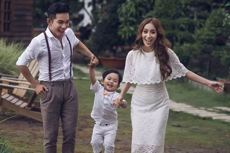 Khánh Thi - Phan Hiển có một cậu con trai chung nhưng đến nay chưa làm đám cưới. Nhiều fans mong cặp đôi sẽ sớm tổ chức hôn lễ.