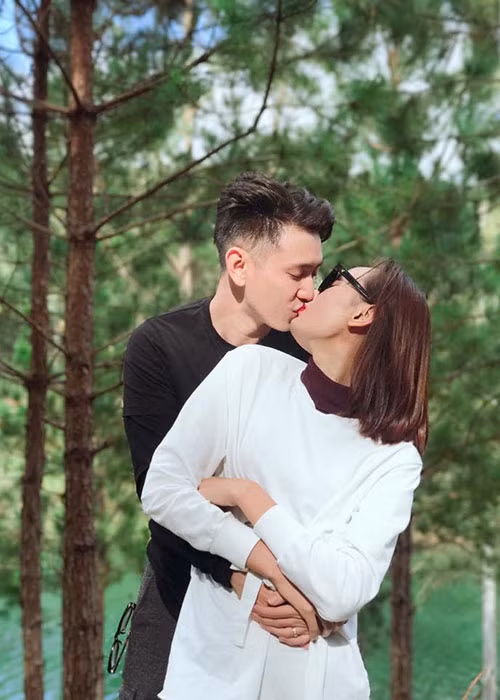 Vợ chồng Lê Thúy - Đỗ An khóa môi ngọt ngào trong khung cảnh lãng mạn ở Đà Lạt.