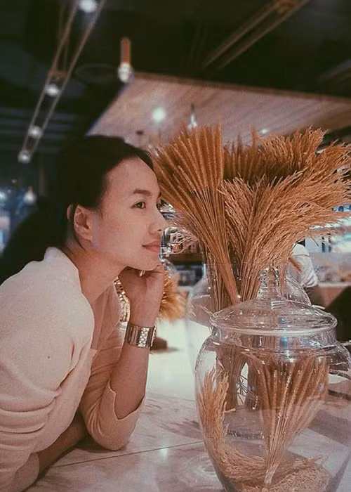 Đinh Ngọc Diệp tâm sự: "Ngày nhỏ, mẹ dạy chữ tận tụy. Lớn, chồng dạy chữ tận lực, tận lòng. Cuộc đời là chuỗi ngày học tập. Chúng ta đâu nhất thiết phải thành công, nhưng nhất định phải thành nhân".