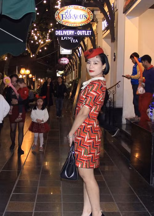 Bà xã của Xuân Bắc xuống phố ngày Giáng sinh.