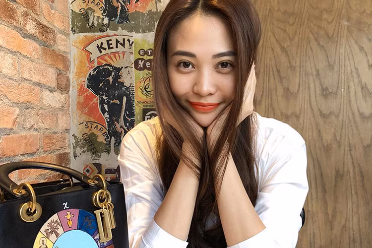 Hot Face sao Việt 24h: Đàm Thu Trang tươi rói. Gần đây, cô bị bắt gặp đi chơi cùng bạn trai Cường Đô la và con trai riêng của anh.